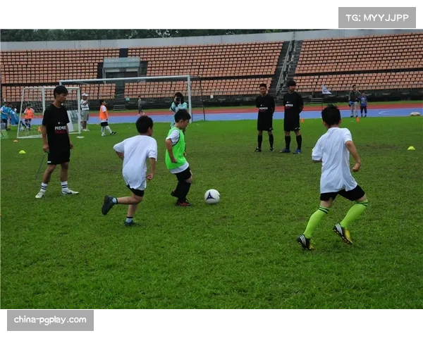 “特写：英超传奇球星走进社区小学，开展基层足球教练课”